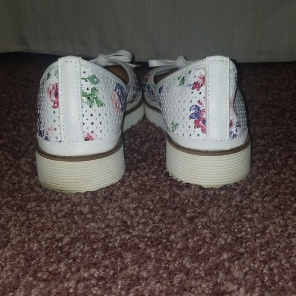 Womens flat. - Picture 3 of 4